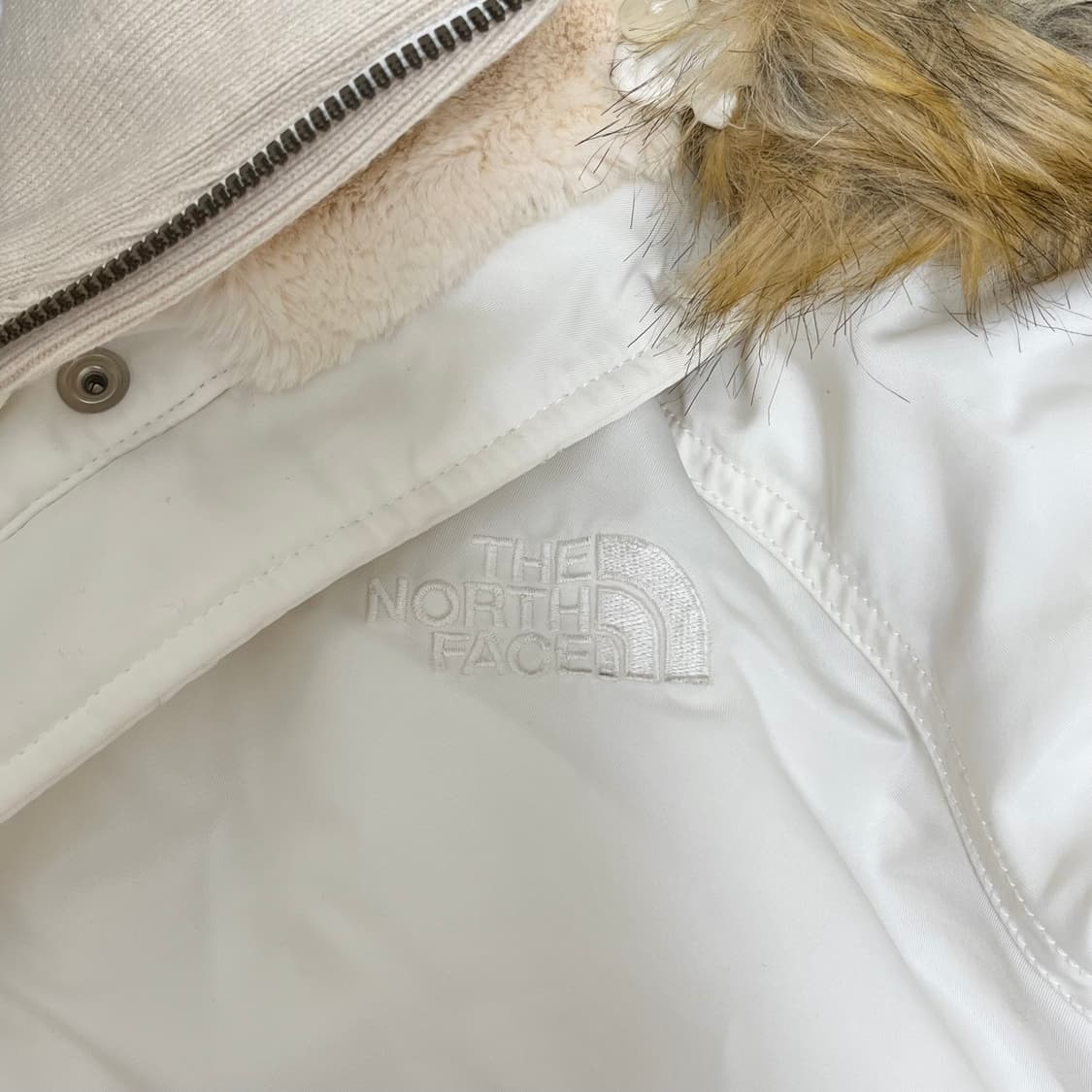 노스페이스 화이트 퍼 크롭 다운 패딩 85 상품이미지3
