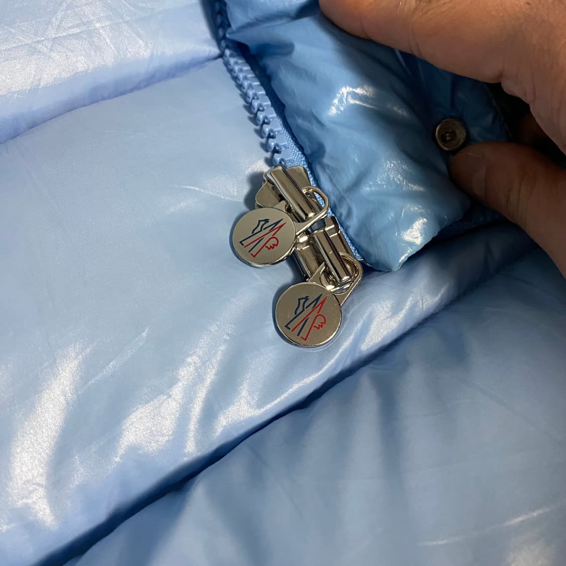 [4] 몽클레어 몽클레르 마야 70 쇼트 다운 자켓 스카이 블루 상품이미지10