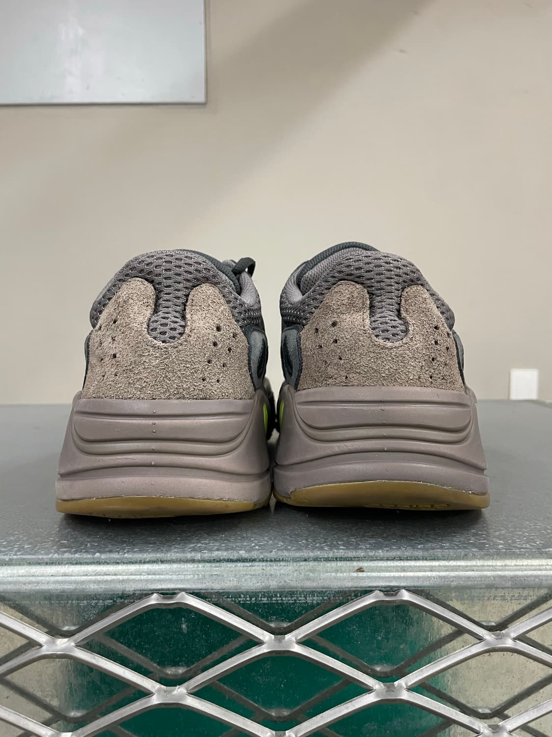 아디다스 이지 부스트 700 모브 270 상품이미지3