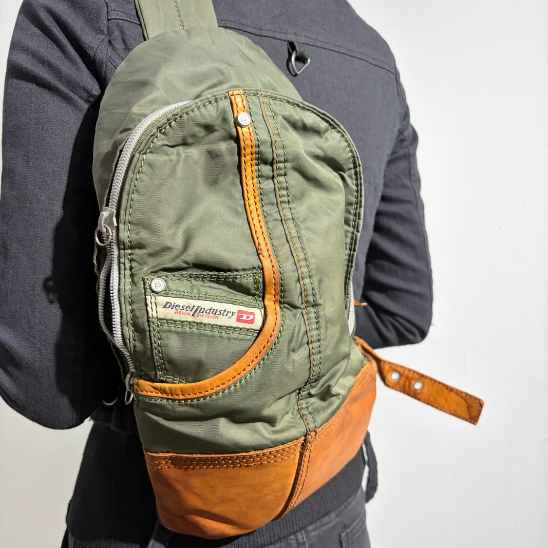 Diesel 레더 슬링백 가방 상품이미지2