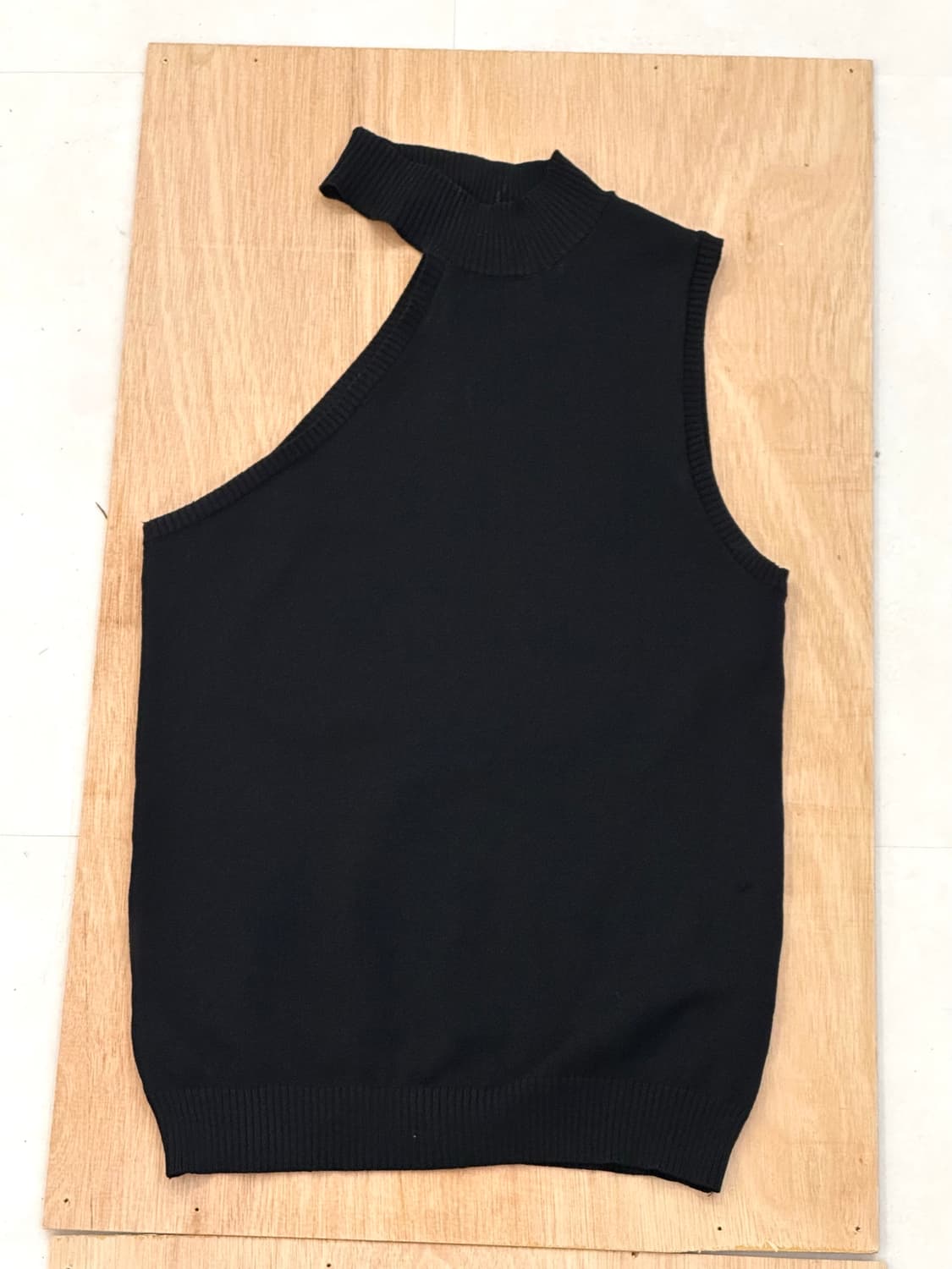 [EGOIST] half shoulder sleeveless 상품이미지1