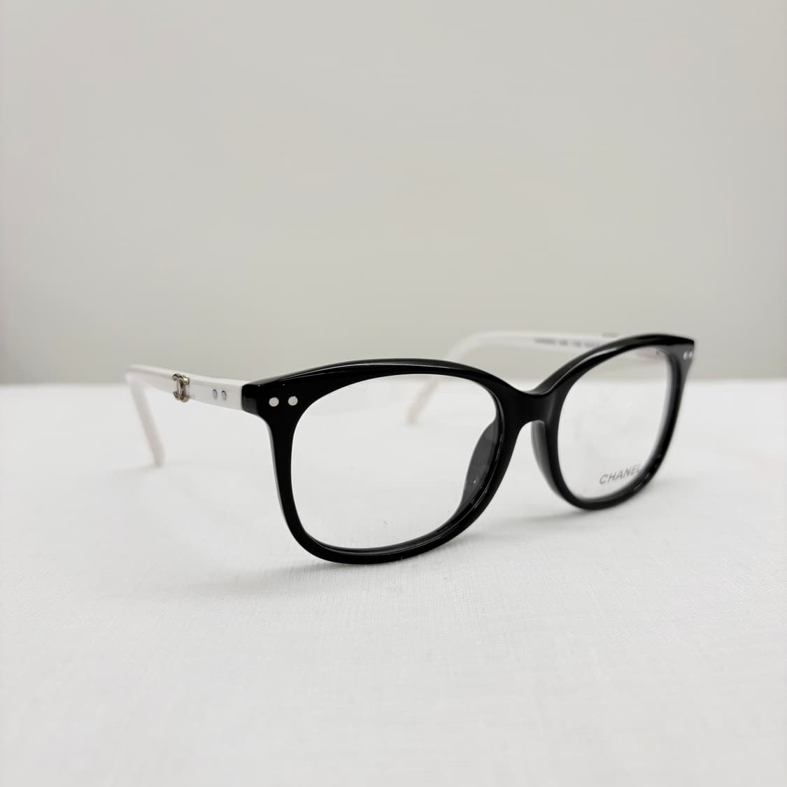 CHANEL 샤넬 빈티지 CC로고 블랙화이트 뿔테 상품이미지3