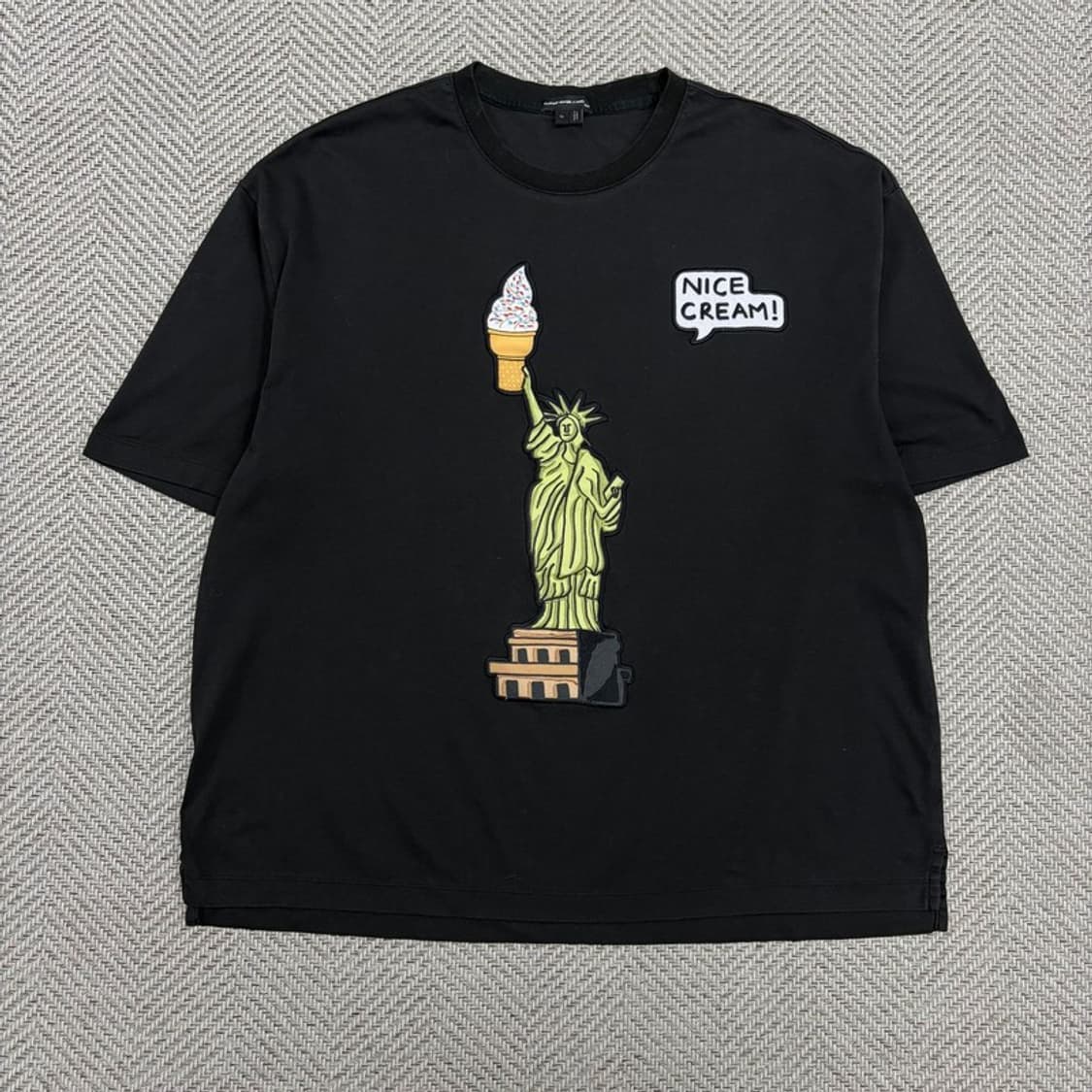 질스튜어트 뉴욕 안젤라힉스 자수 그래픽 티셔츠 v3090 상품이미지1