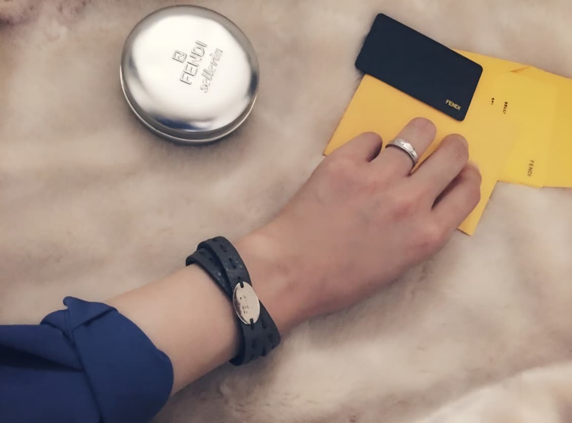 (정품)팬디(정품)펜디 셀러리아 2줄 블랙 가죽 팔찌 상품이미지1