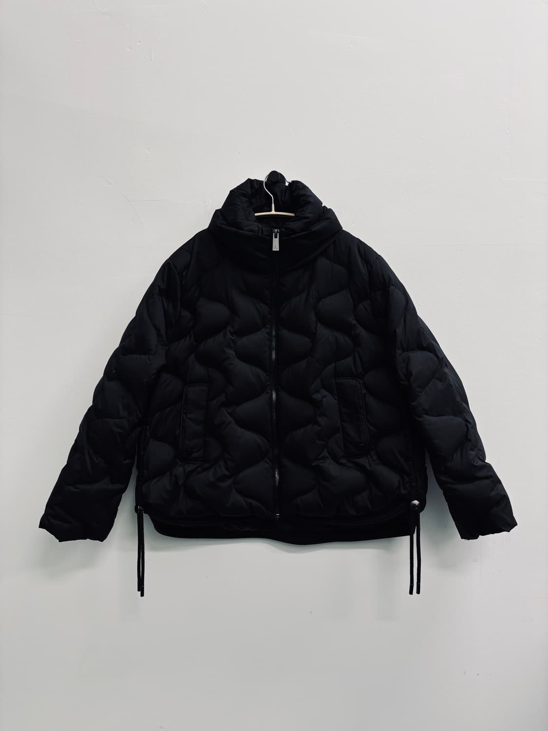 ANNA SUI(안나수이) 웨이브 퀼팅 하이넥 다운 자켓 상품이미지1