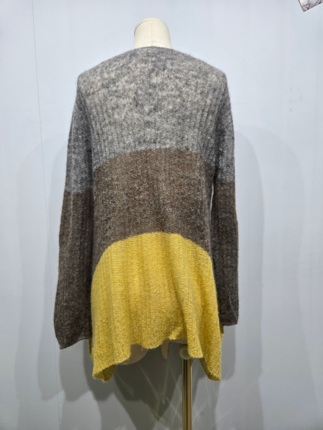 플랜테이션 배색 브이넥 니트 스웨터 이세이미야케 상품이미지2