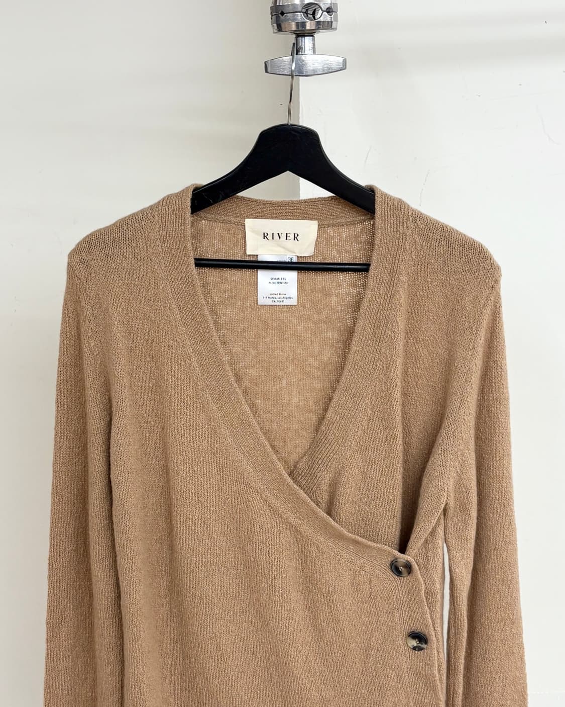 리버 브라운 버튼 울 캐시미어 랩 니트 상품이미지2