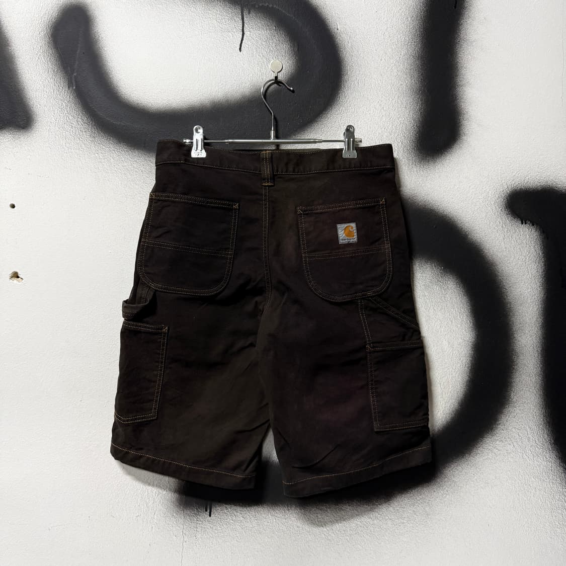 칼하트 릴렉스 핏 원 포인트 카펜터 디테일 와이드 쇼츠 팬츠 브라운 상품이미지1