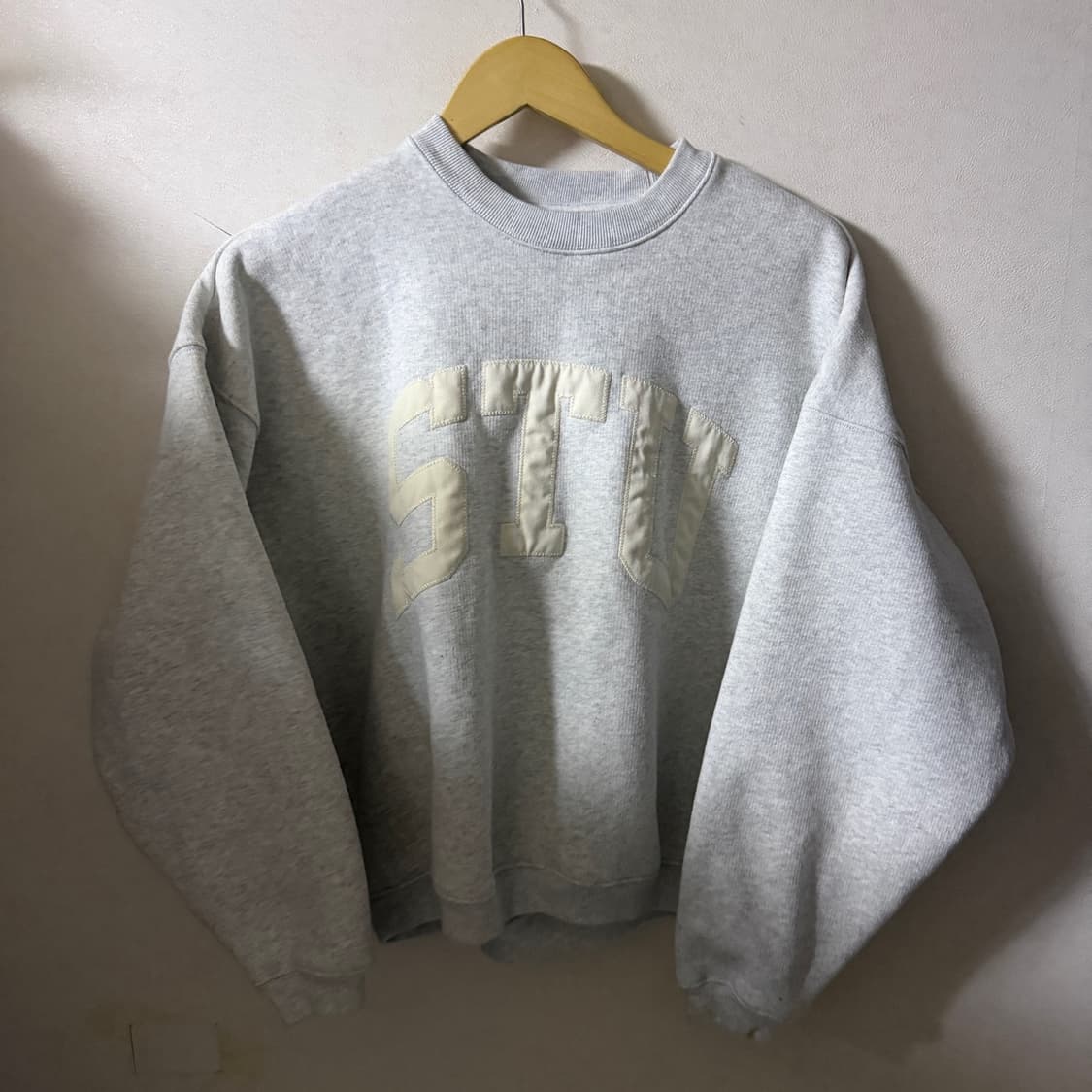 스투시 스투 아플리케 크루넥 118577 S(오버핏 77) 상품이미지1