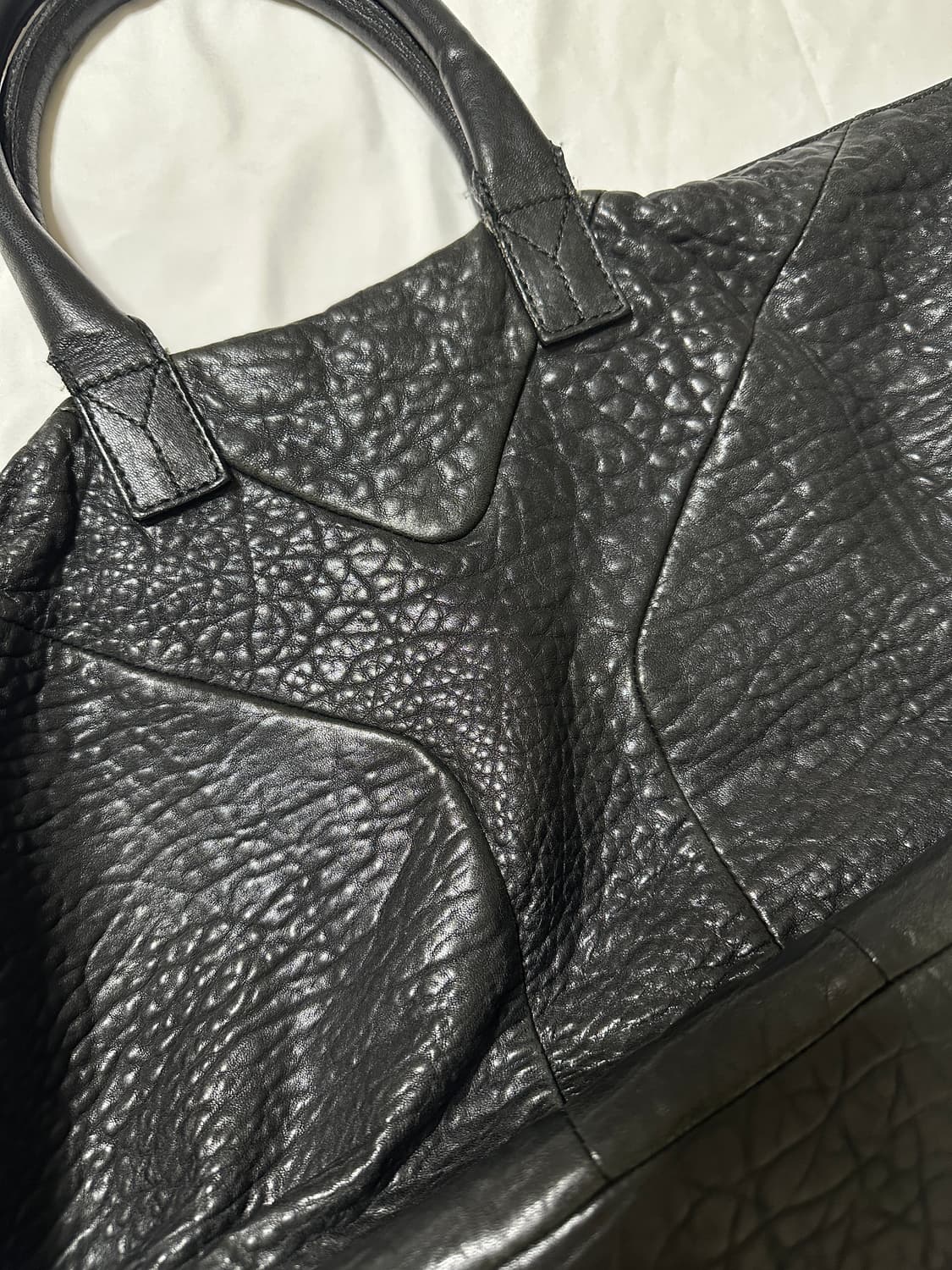 생로랑 이지백 라지 페블레더 블랙 고트스킨 상품이미지5