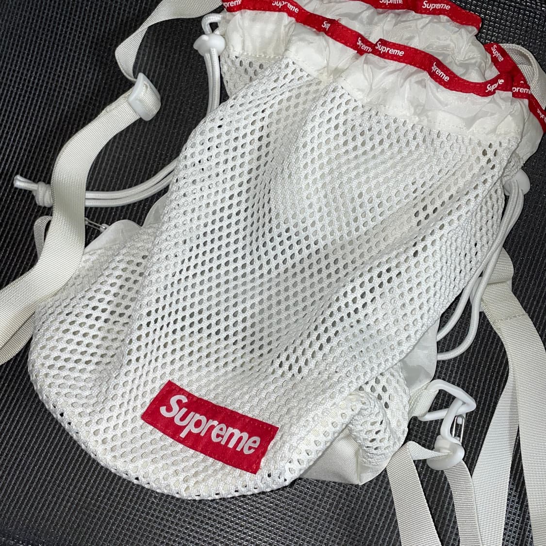 슈프림 메쉬 스몰 백팩 화이트 상품이미지2