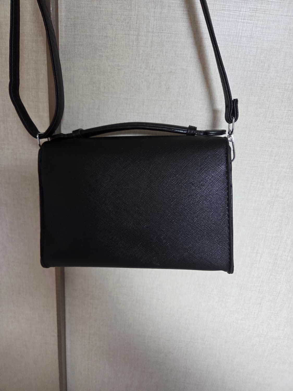 삼각 은장로고 사피아노 크로스백 블랙 상품이미지5