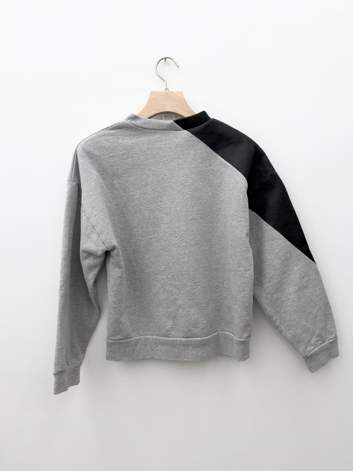 LEATHER BLOCK SWEATSHIRT 상품이미지4