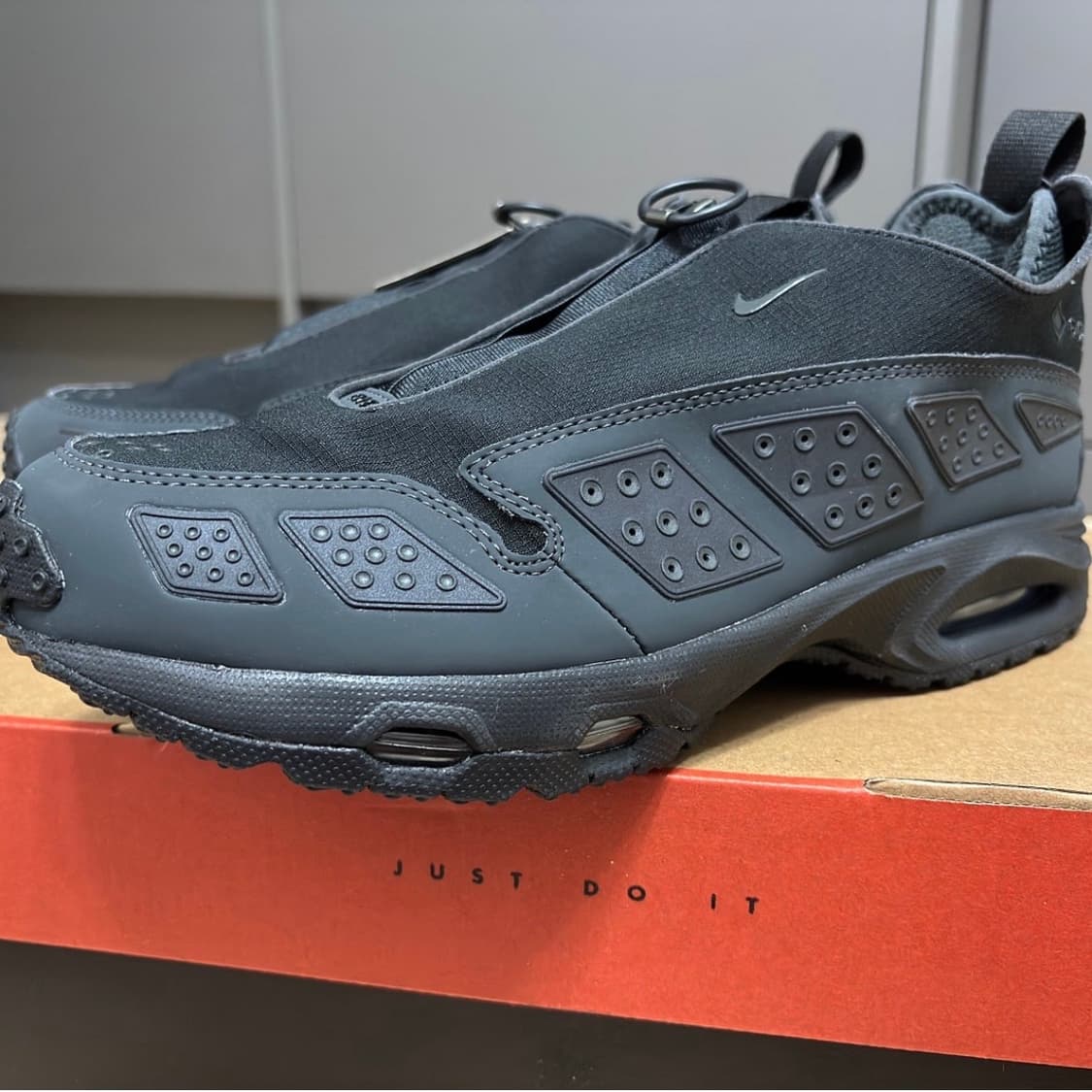 나이키 에어맥스 SNDR 고어텍스 블랙 앤 다크 스모크 그레이 상품이미지5