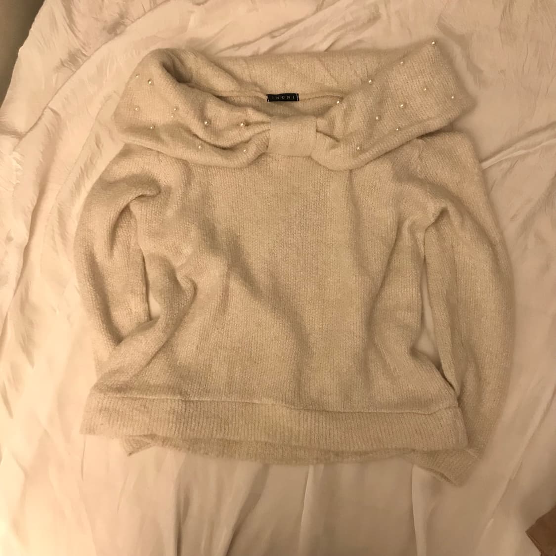 Ingni 잉그니 라떼갸루 달천깔 진주 리본 오프숄더 니트 상품이미지1