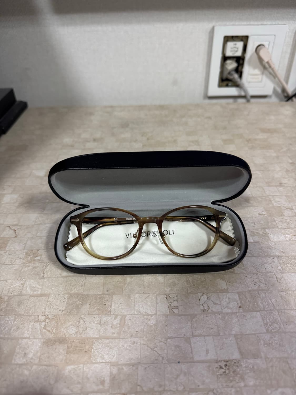 빅터앤롤프 뿔테 안경 상품이미지1