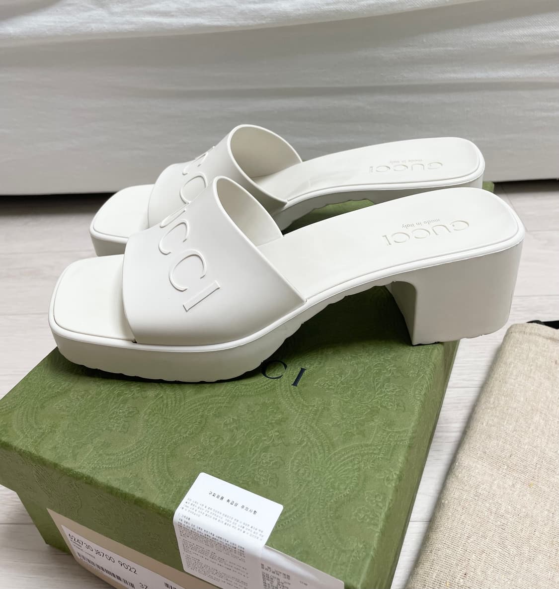 구찌 GUCCI 러버 슬라이드 샌들 화이트 (245-250) 상품이미지6