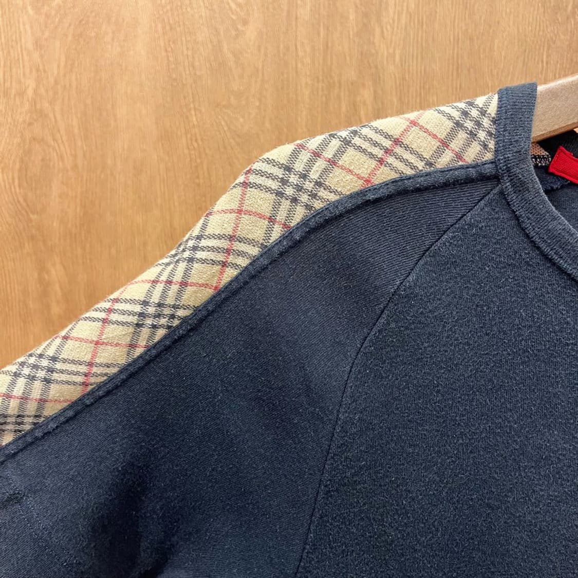 버버리 런던 코튼 반팔 티셔츠 숄더 배색 라인 로고 자수 디테일 네이비 상품이미지7