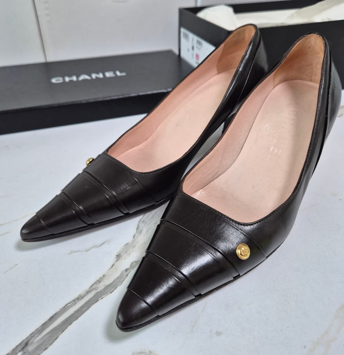 (정품) 샤넬 다크 브라운 가죽 힐 펌프스 36 상품이미지9