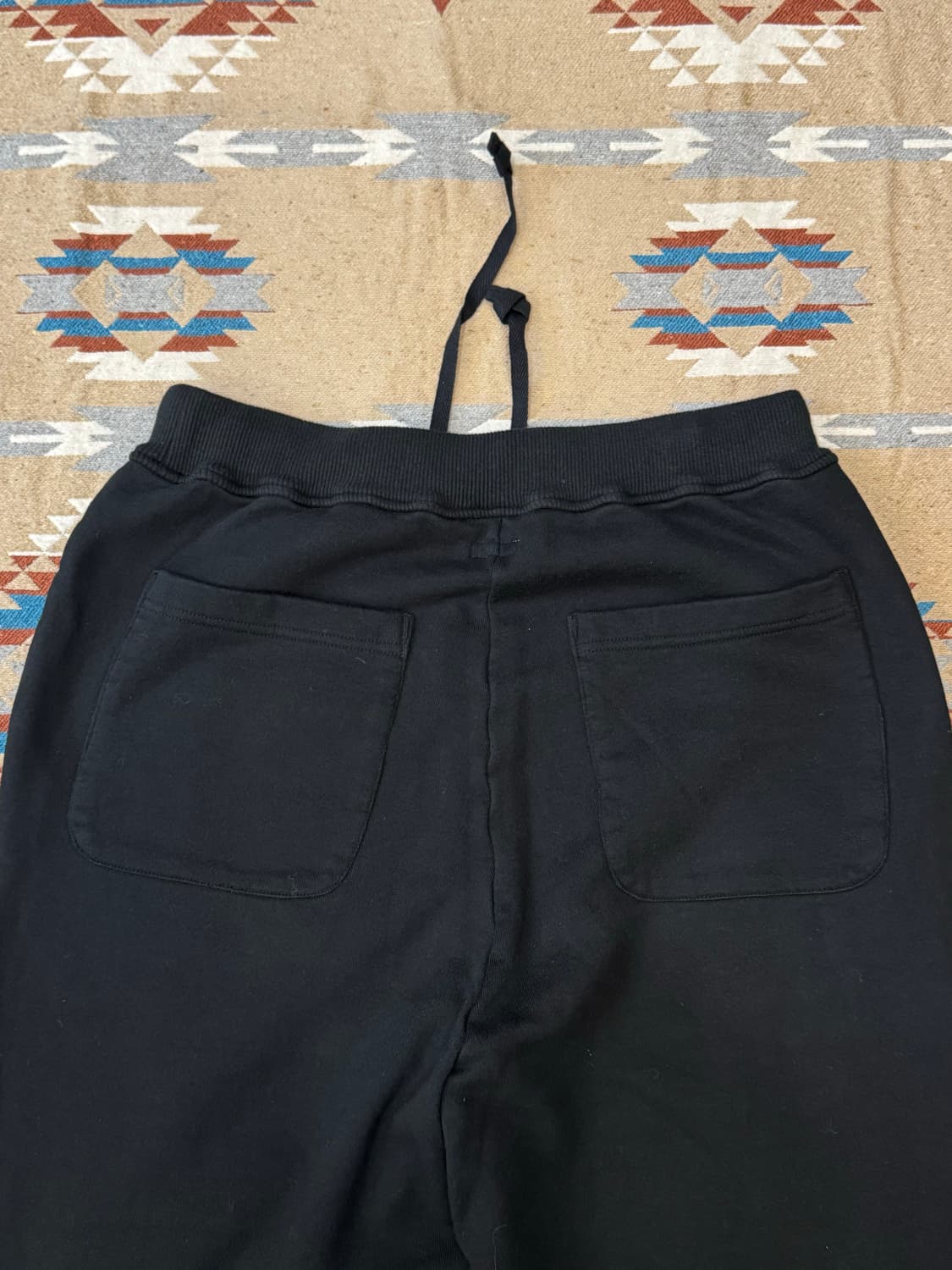 [4][XL] 캐피탈 30 플리스 스웨트팬츠 블랙 상품이미지5