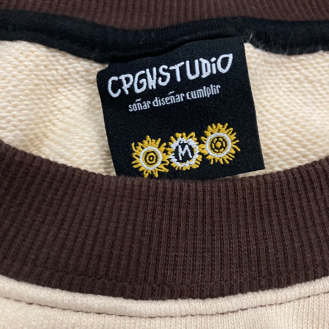 꼼파뇨 스튜디오 믹스 컬러 프린팅 빅로고 맨투맨 상품이미지3