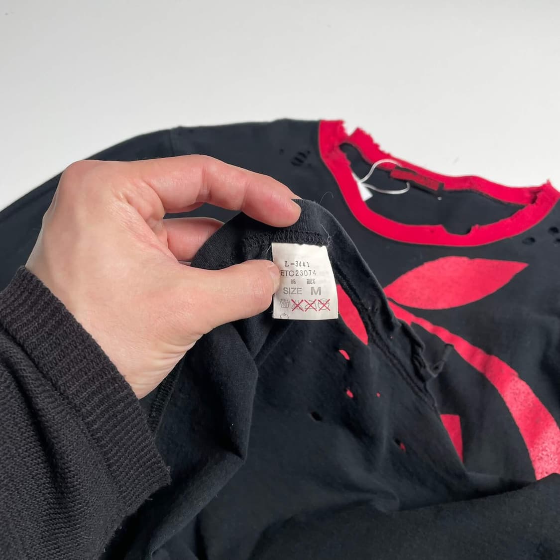 Rna slang 데미지 사과 프린트 롱 슬리브 상품이미지9