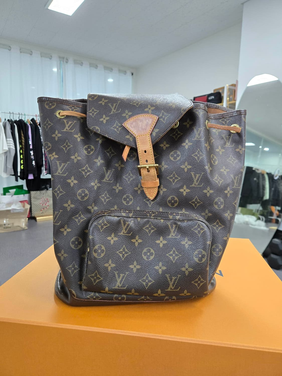 [40%할인] 루이비통 몽수리 백팩 상품이미지1