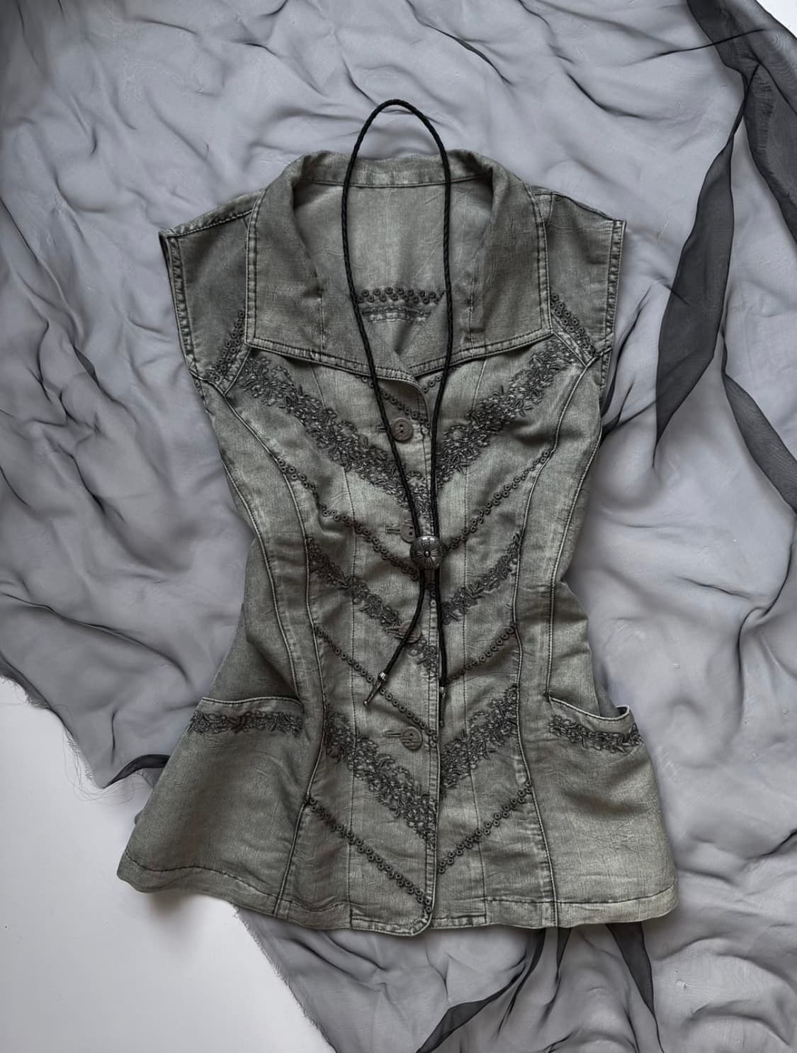 Charcoal Punching Embroidered Vest 0331 상품이미지1