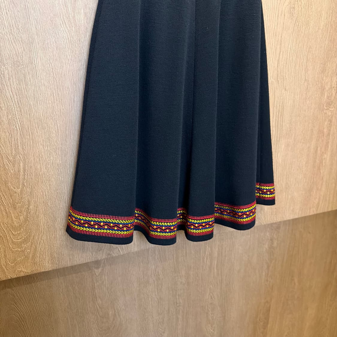 입생로랑 니트 밴딩 미디 스커트 자카드 패턴 라인 배색 디테일 블랙 상품이미지5