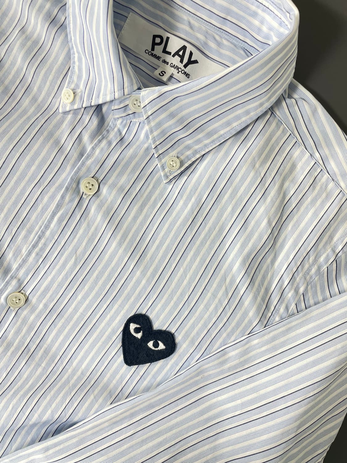 [S] 꼼데가르송 플레이 블랙 하트 와펜 스트라이프 여성 셔츠 상품이미지4