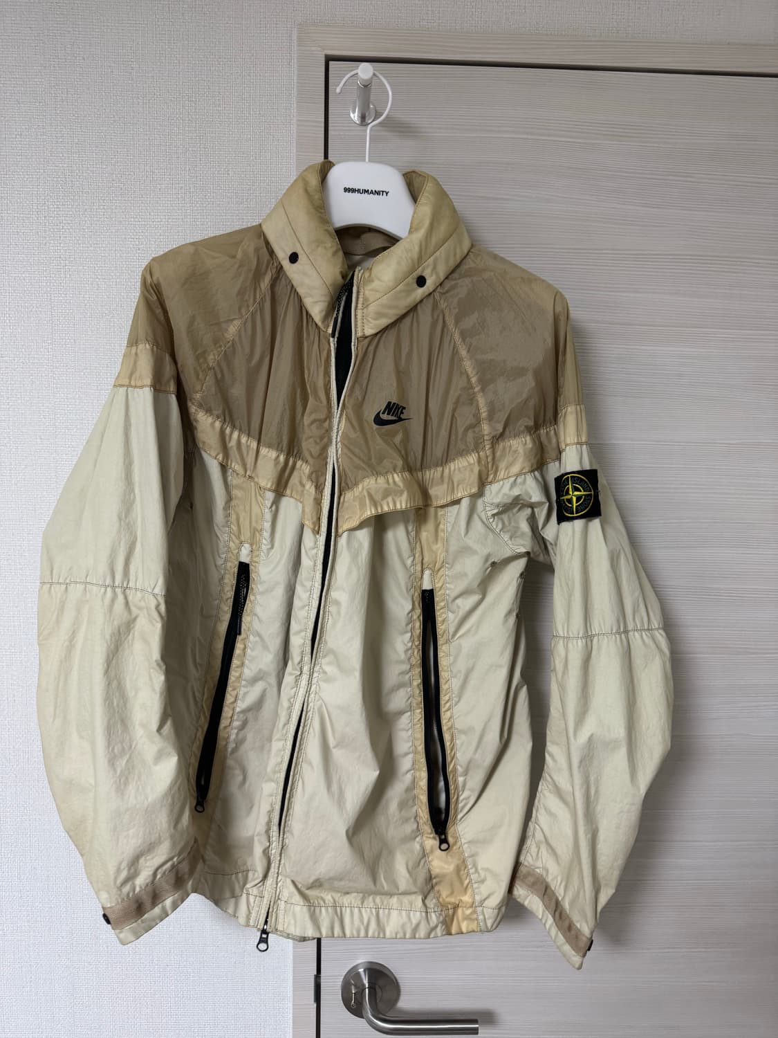 스톤아일랜드 X 나이키 윈드러너 베이지 상품이미지1