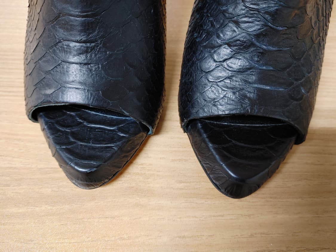 (새상품)슈콤마보니 뱀피소재 토오픈 앵클힐 상품이미지4