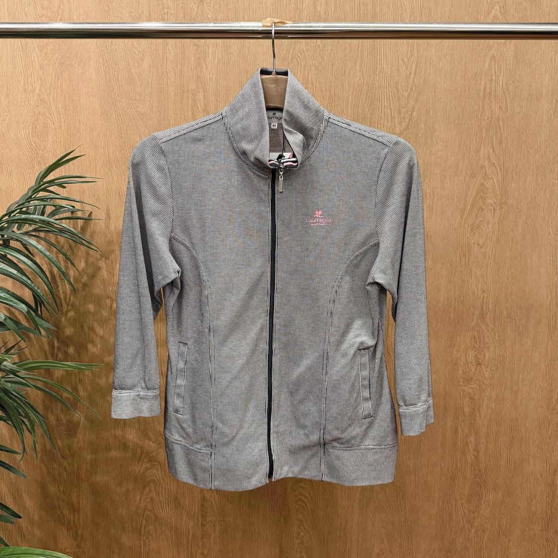 꾸레쥬 하이넥 7부 집업 자켓 마이크로 패턴 핑크 로고 자수 디테일 블랙 상품이미지1