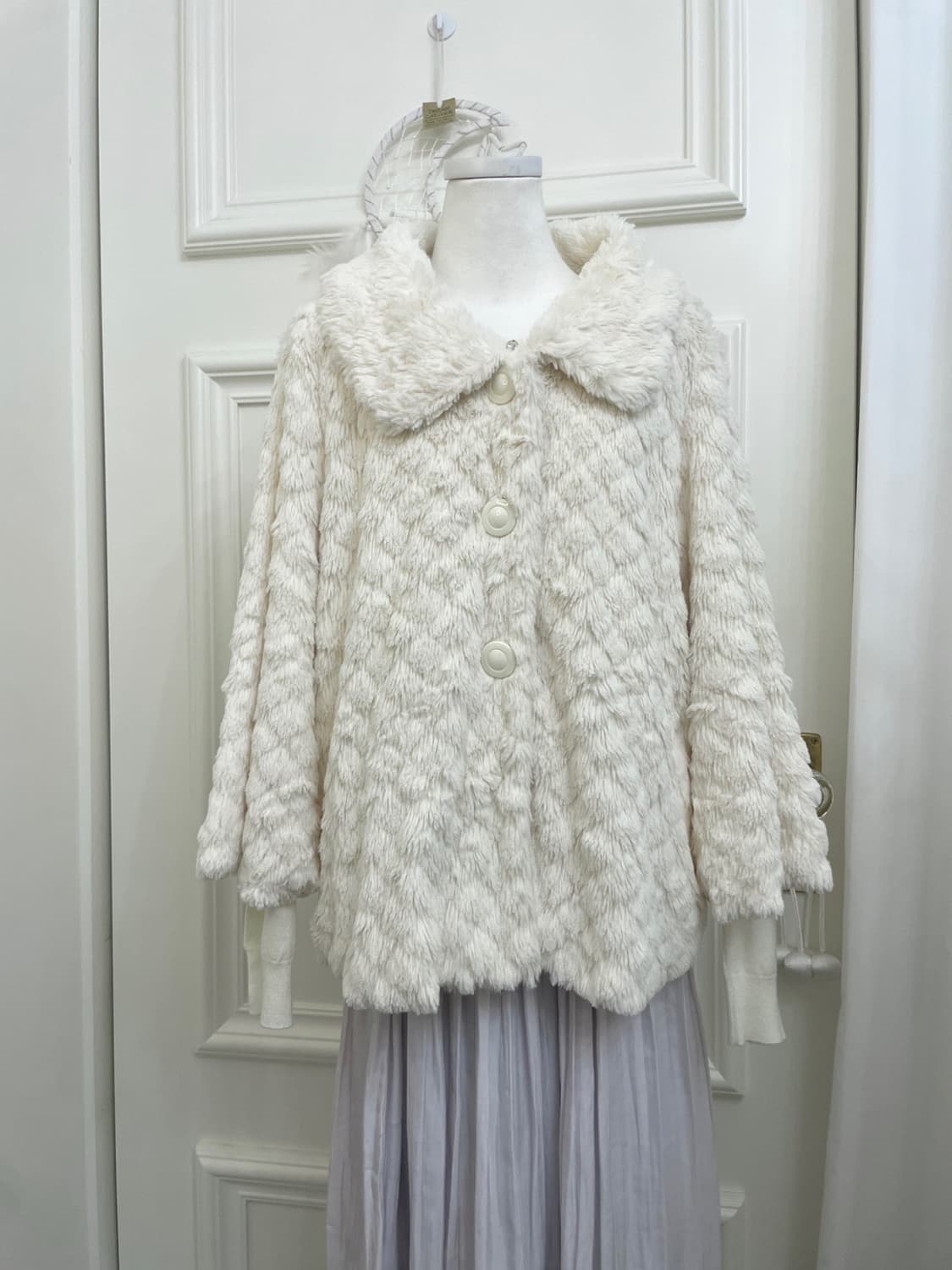 ivory loose collar fur jacket 상품이미지1