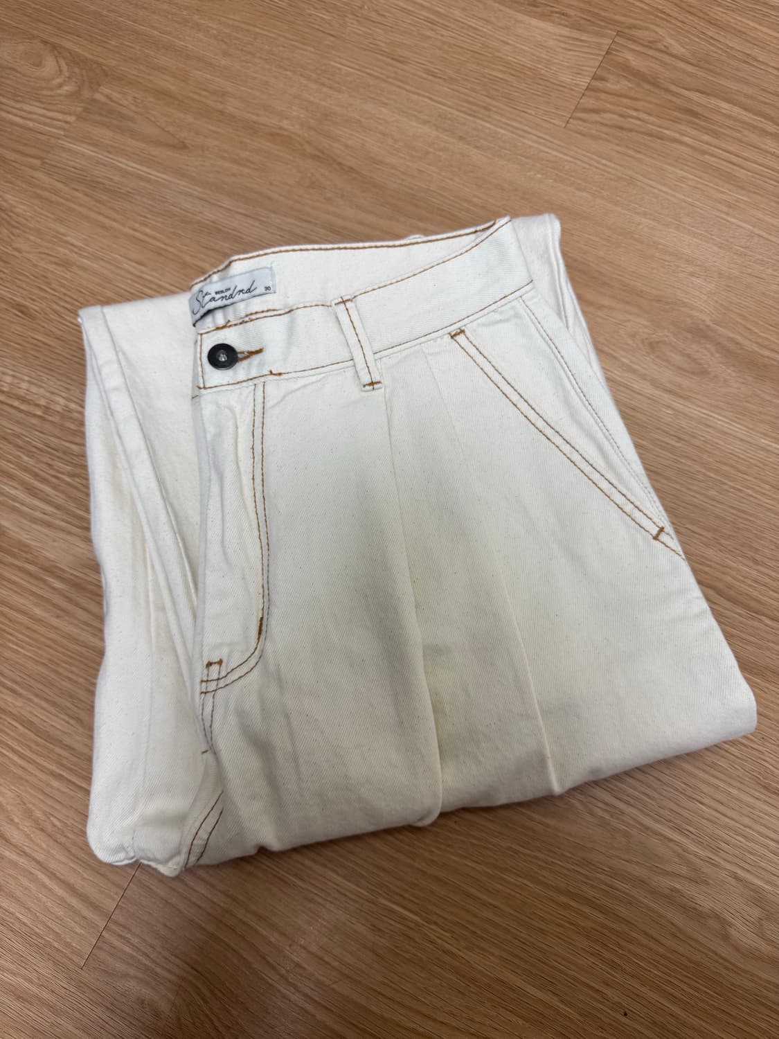 비슬로우 투턱 커브드 스티치 데님 팬츠 상품이미지1