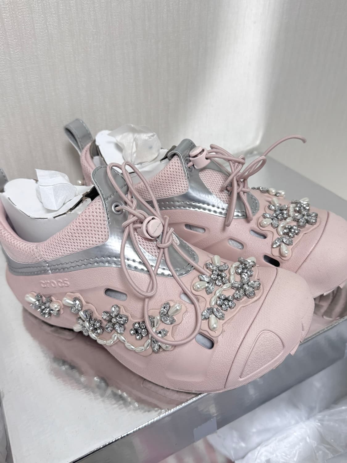 크록스 x 시몬 로샤 퀵 트레일 로우 쿼츠 핑크 상품이미지1