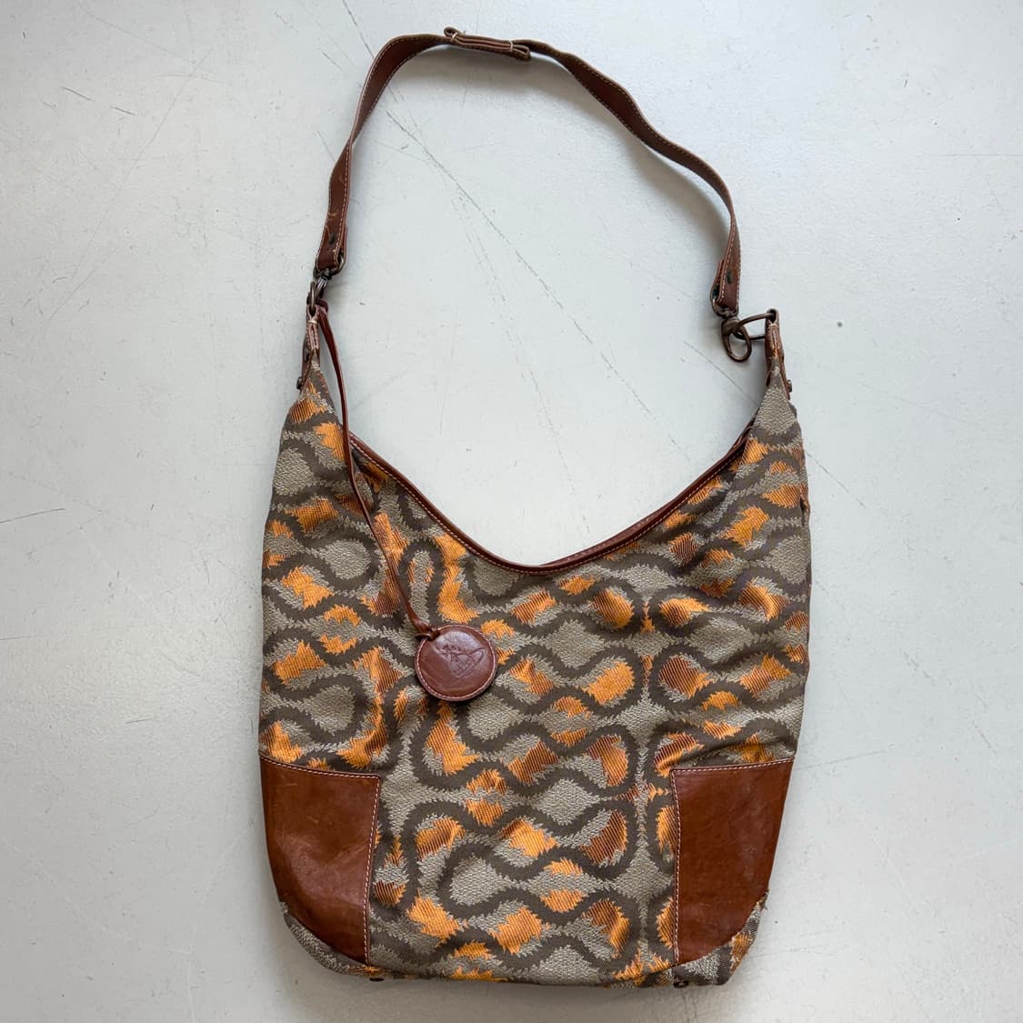 비비안웨스트우드 레더 패치 크로스백 상품이미지2