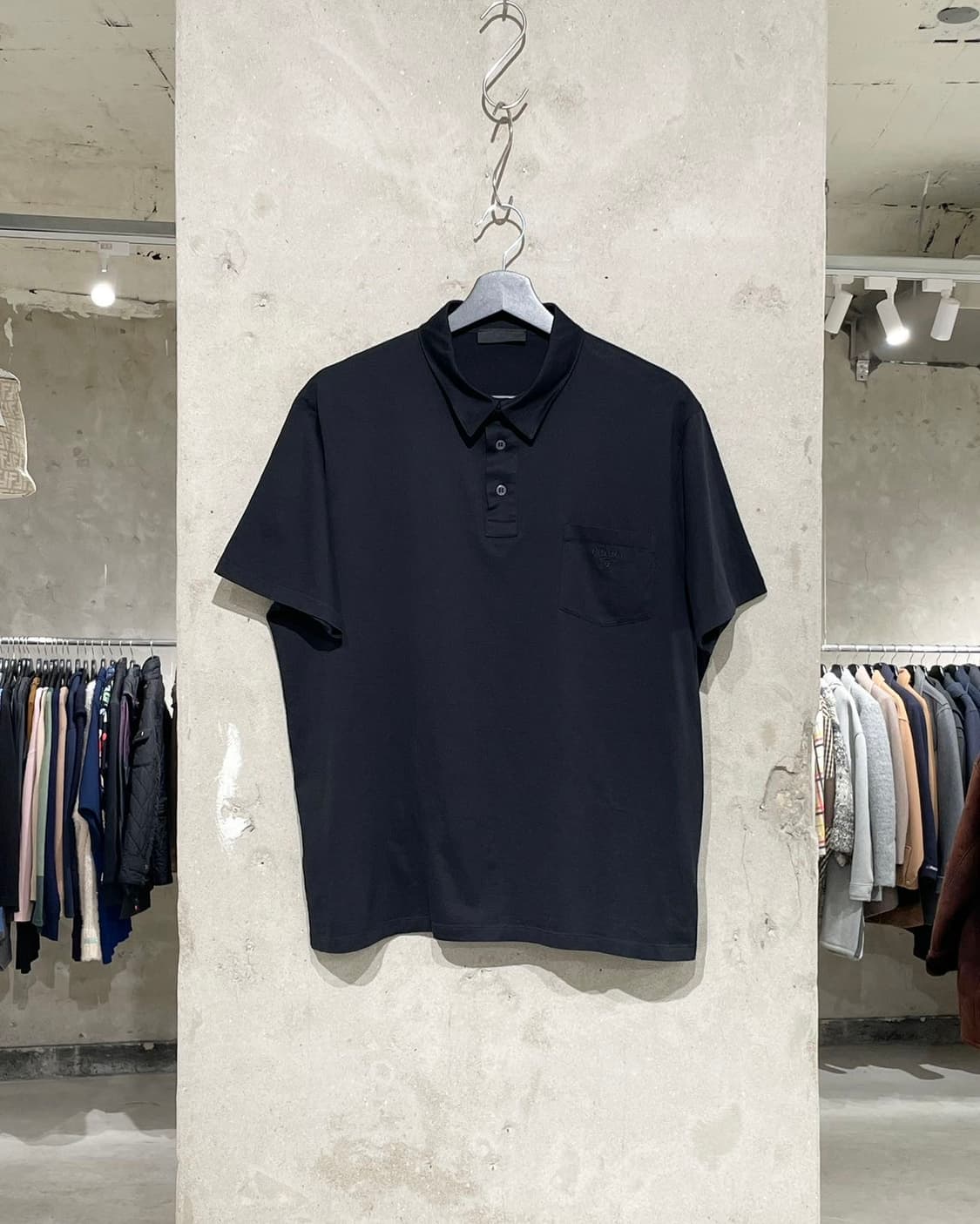 프라다 블랙 싱글 포켓 폴로 티셔츠 상품이미지1