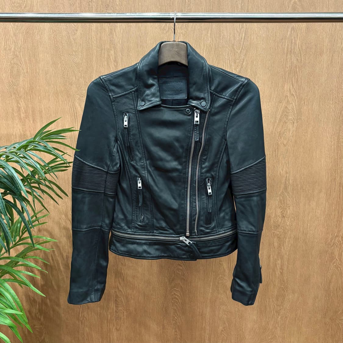 올세인츠 긴팔 레더 자켓 스탠드 칼라 입체 절개 비대칭 지퍼 디테일 블랙 상품이미지1