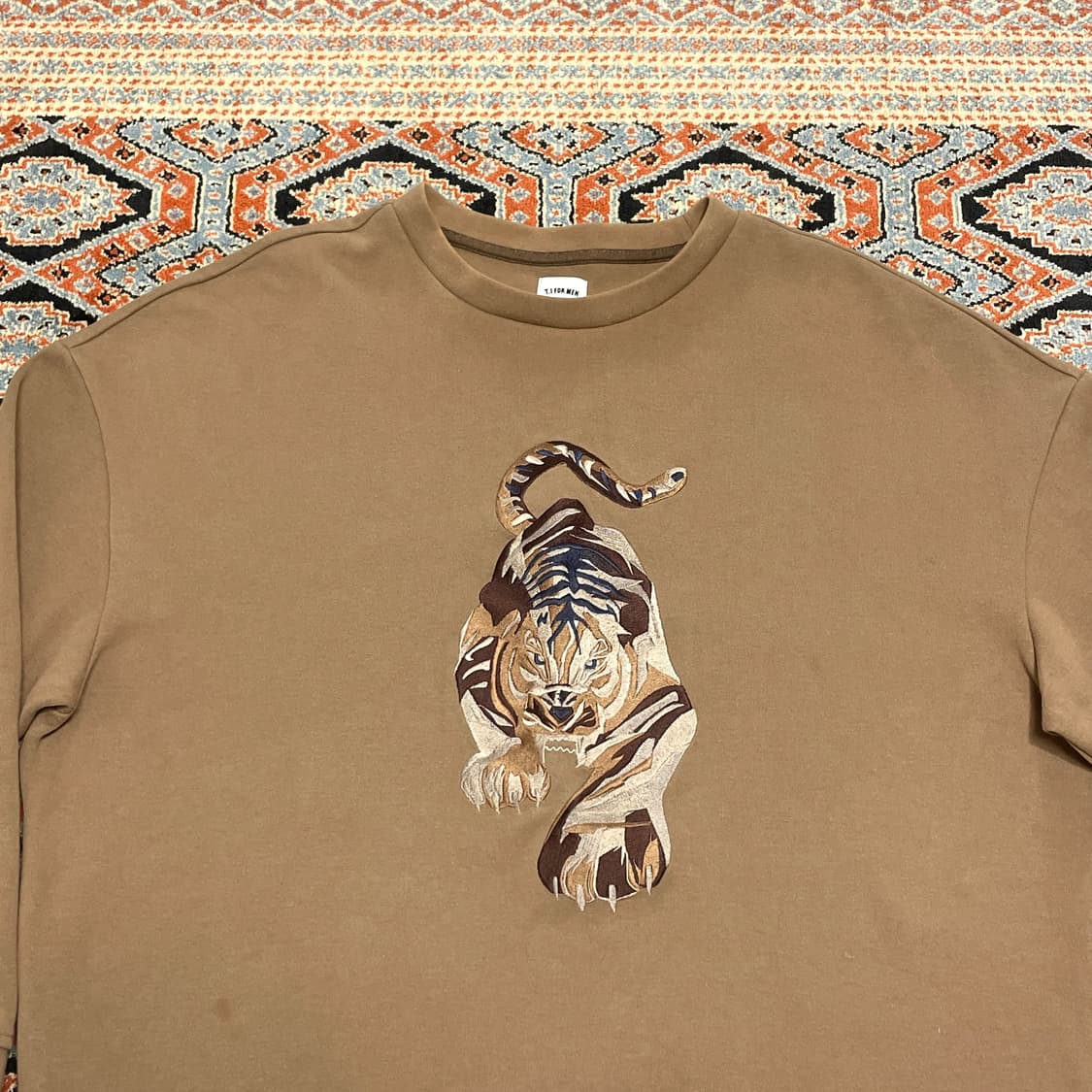 티아이포맨 호랑이자수 브라운 맨투맨 남성100 상품이미지2