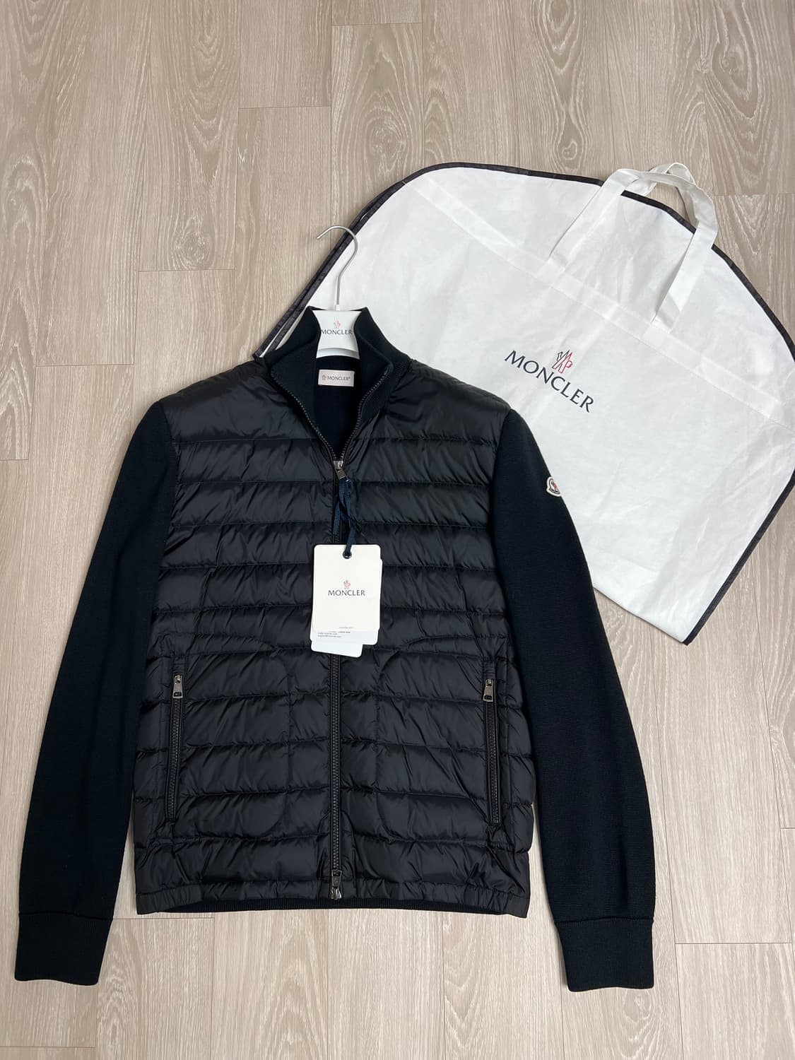 [블랙 L/새상품급] 몽클레어 김현우 니트패딩 트리곳 풀구성 상품이미지1