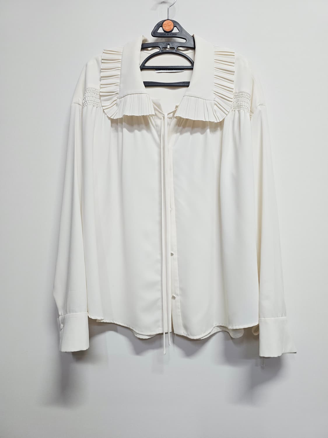 럭키슈에뜨 프릴 카라 아이보리 블라우스 상품이미지1