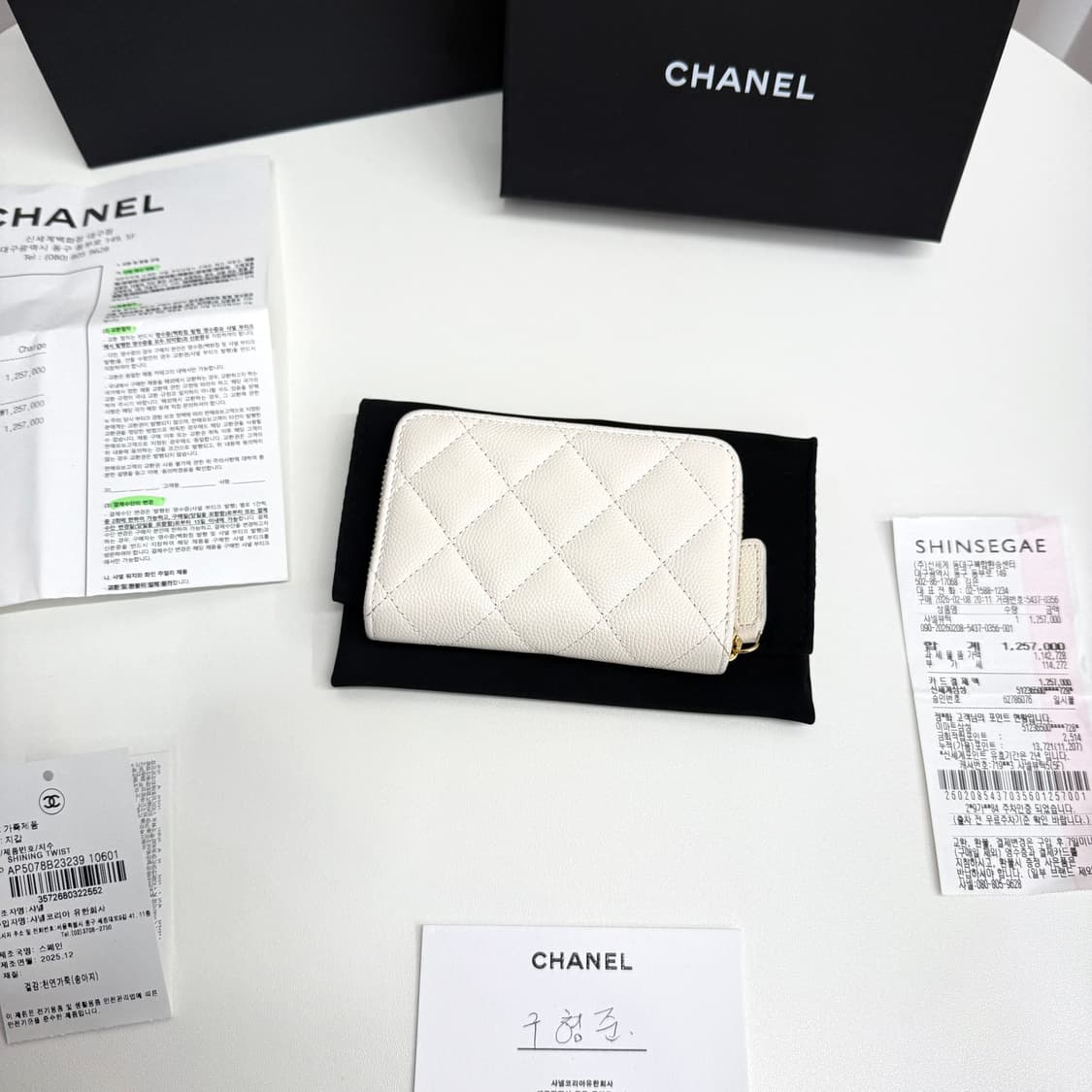 [26년/ 백화점] 샤넬 클래식 CC 로고 캐비어 지퍼돌이 지갑 화이트 상품이미지3
