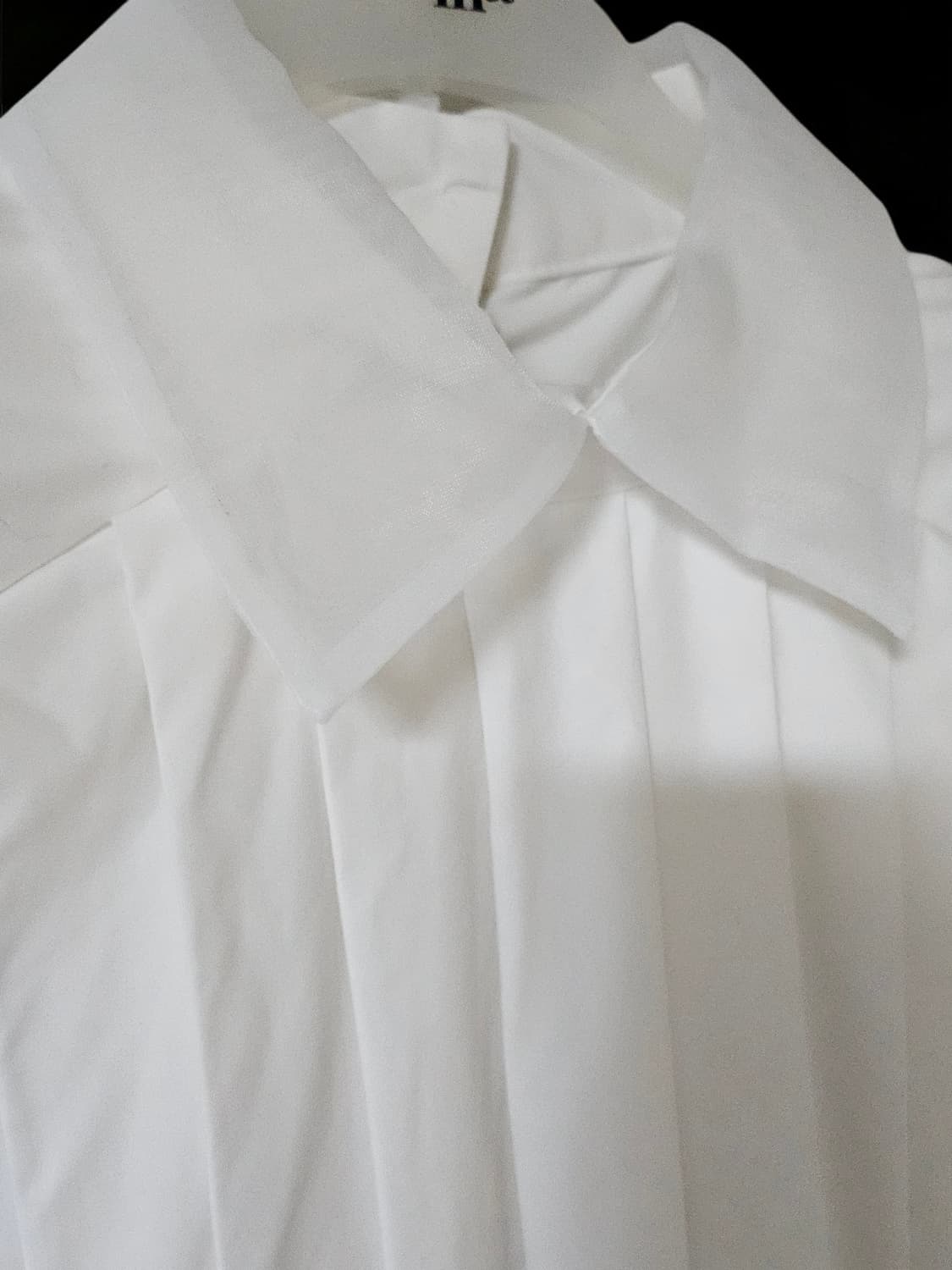 핀턱 디테일 화이트 셔츠 / 미착용 / 소매 진주버튼 / 후면여밈 상품이미지2