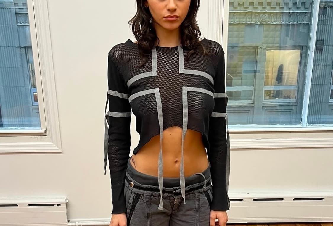 Mesh Strap Detail Cross T-shirt 상품이미지1