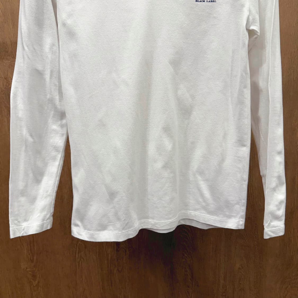 버버리 블랙라벨 브이넥 긴팔 티셔츠 로고 프린팅 디테일 슬림핏 화이트 상품이미지5