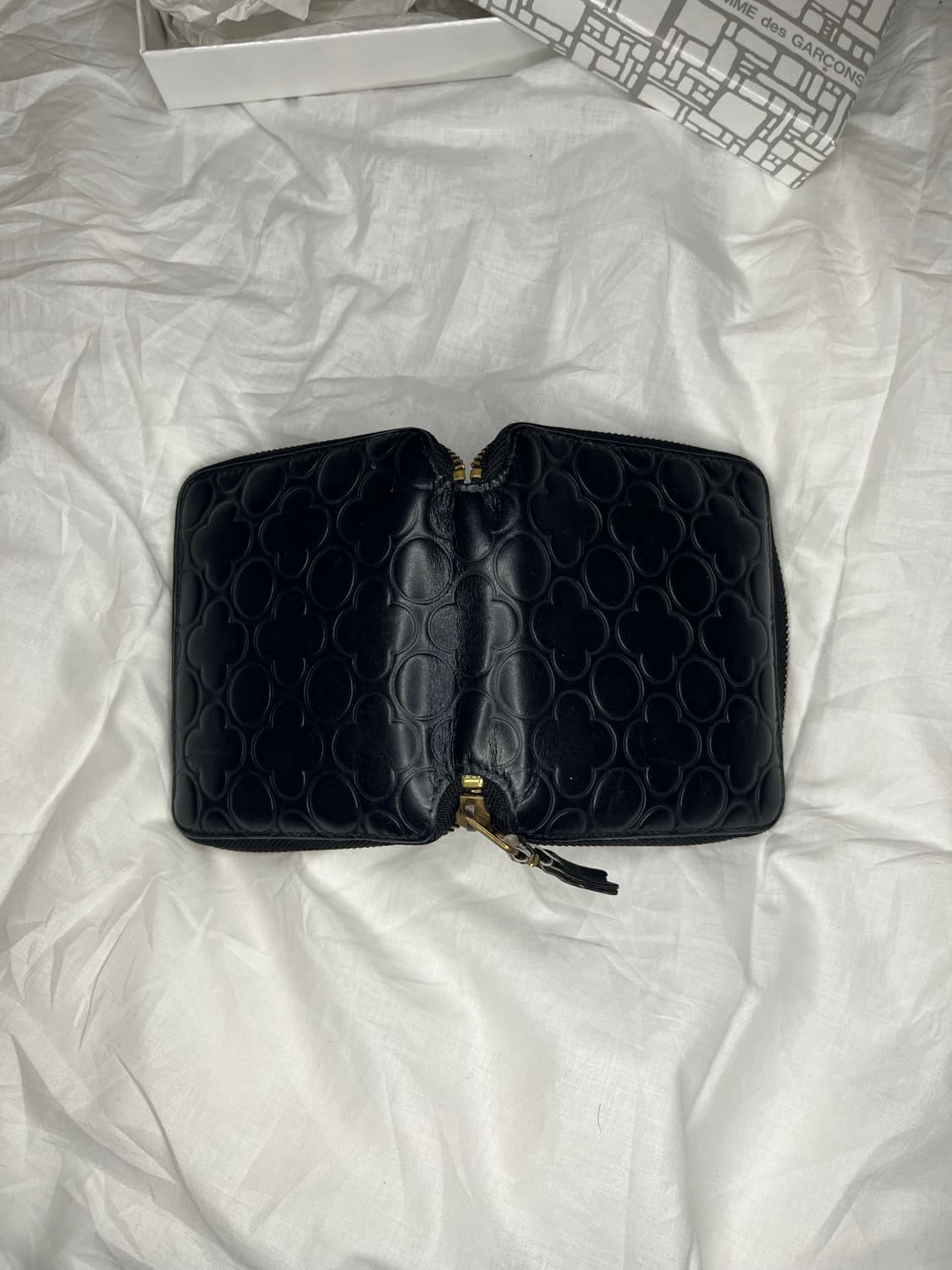 꼼데가르송 엠보싱 패턴 집 어라운드 레더 지갑 상품이미지4