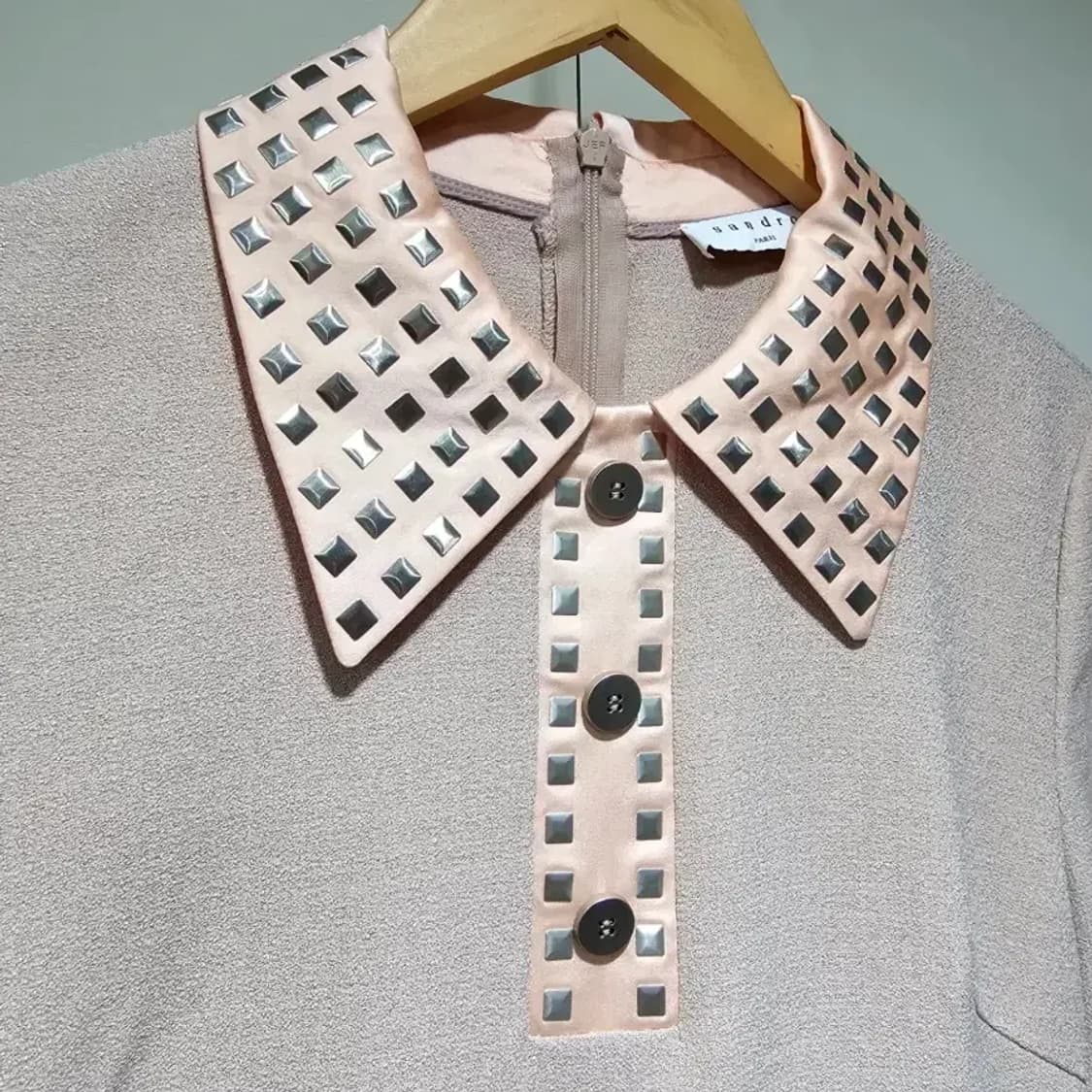 산드로 스터드 배색 카라 원피스 44반 상품이미지2