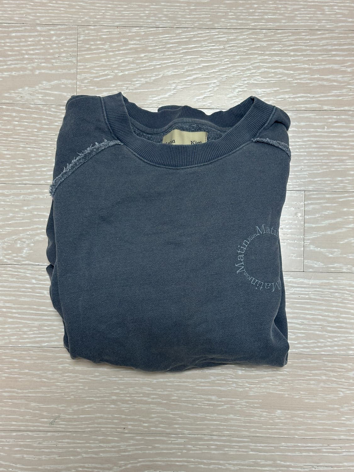 마뗑킴 피그먼트 로고 맨투맨 블루 상품이미지3