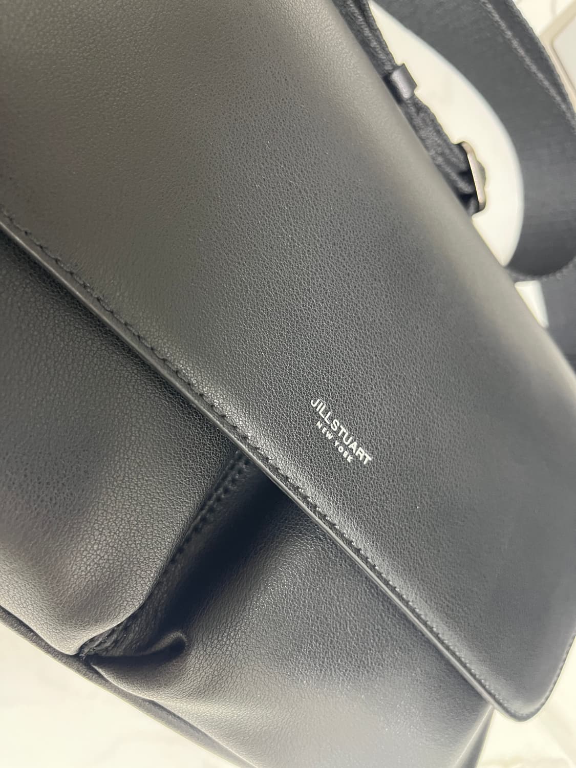 질스튜어트 맨 로건 블랙 레더 플랩형 크로스 숄더 백 가방 상품이미지5